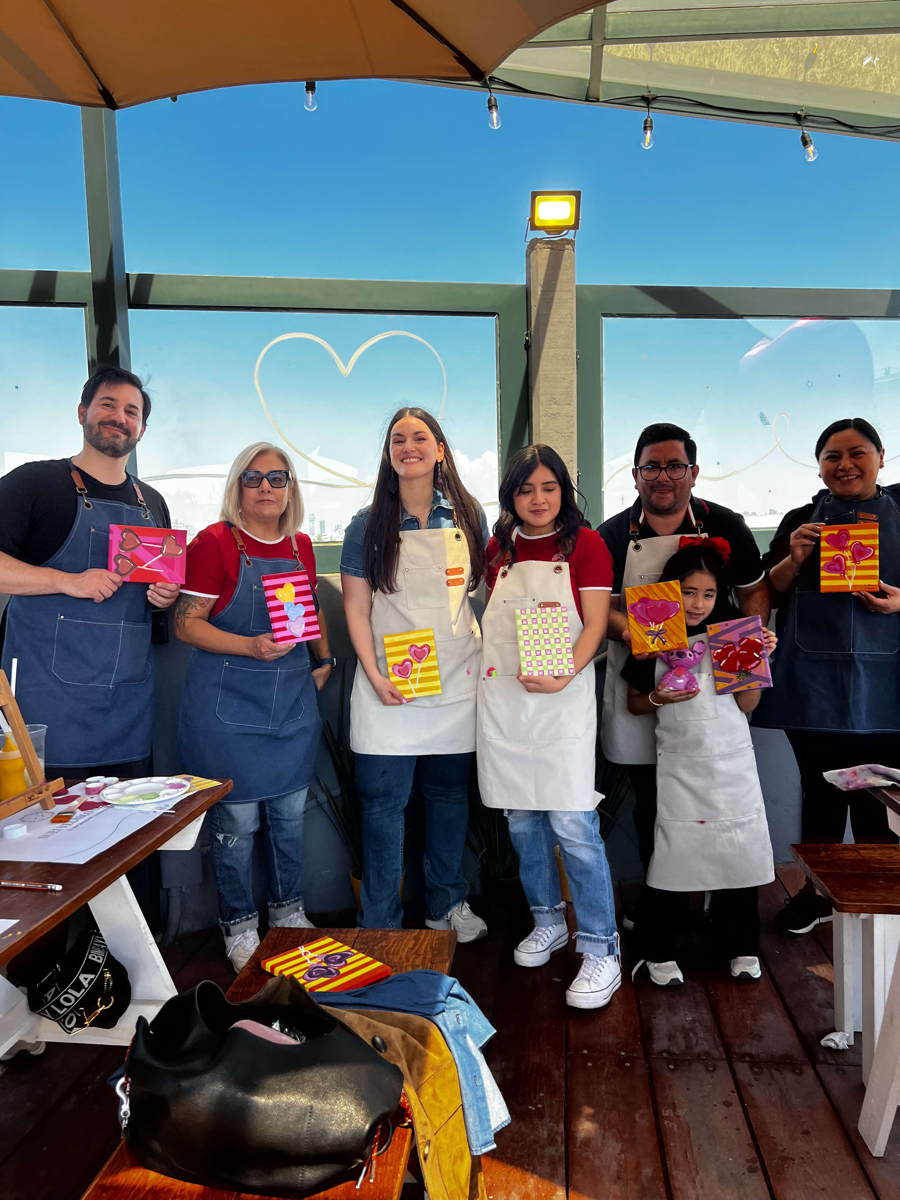 Grupo disfrutando un taller creativo en Papela Atelier